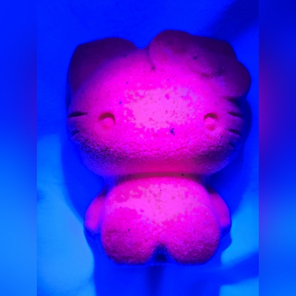 UV Reactive Honeycomb Ruby Hello Kitty Crystal Carving - Picture 7 of 7